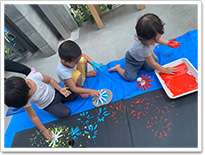 制作活動（０～２歳児）全身を使って表現する楽しさを感じます